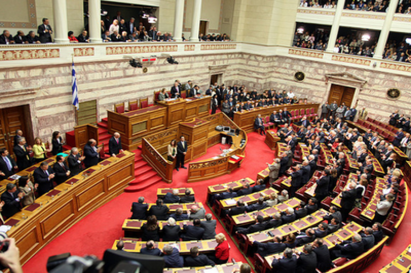البرلمان اليوناني يصوت بالموافقة على شروط الدائنيين
